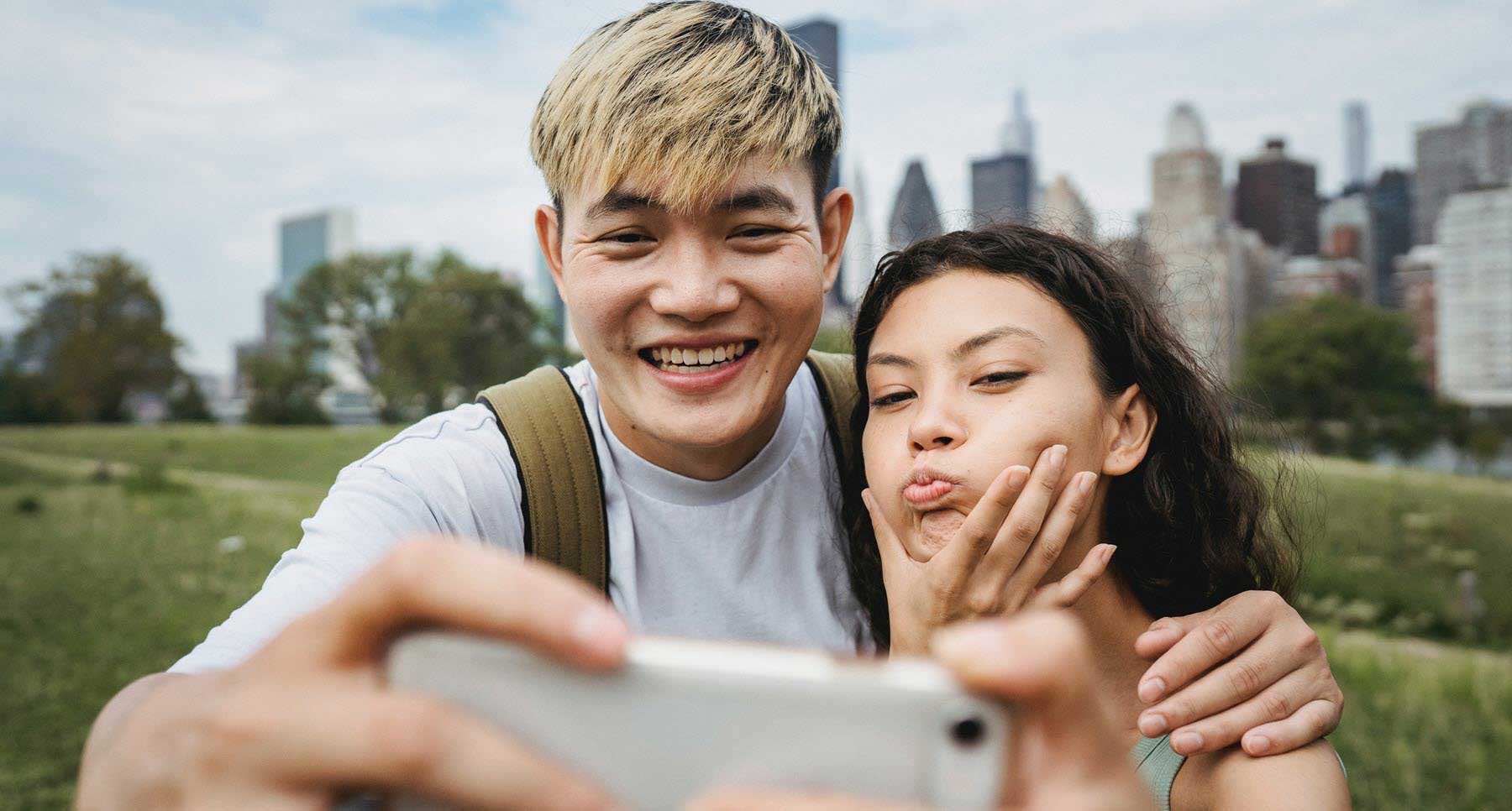 Dospívající chlapec a dívka s selfie 7 důvodů, proč být jen přátelé TheHopeLine