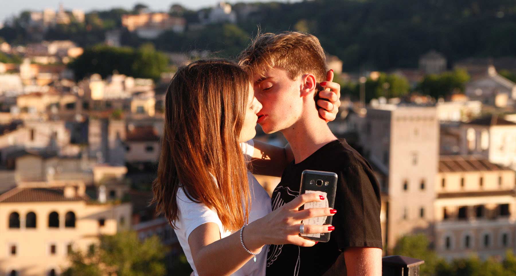 young couple kissing taking a selfie is their relationship unhealthy or healthy