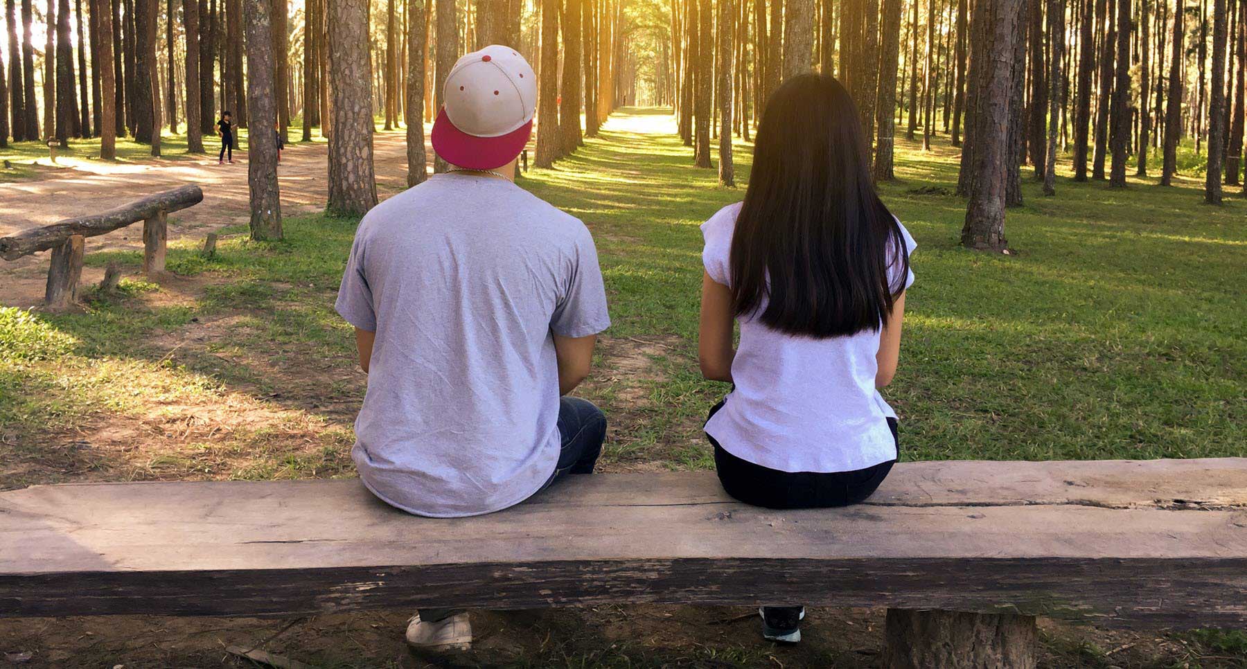 Girl-and-guy-sittng-on-a-bench-outside-How-Do-I-Know-if-I-Love-a-Narcissist--TheHopeLIne